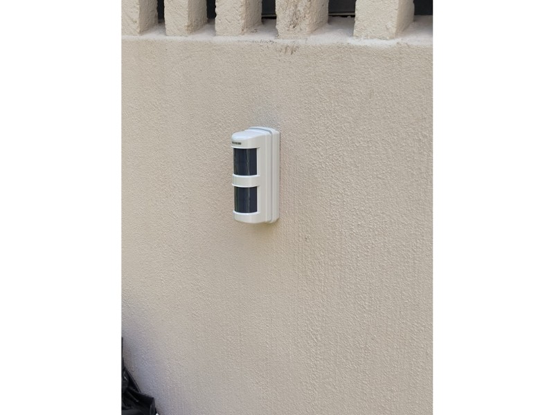 Outdoor beam alarm sensor installation