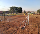 Free-standing perimeter fence
