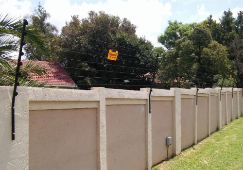 Wall-top fence on a plastered wall